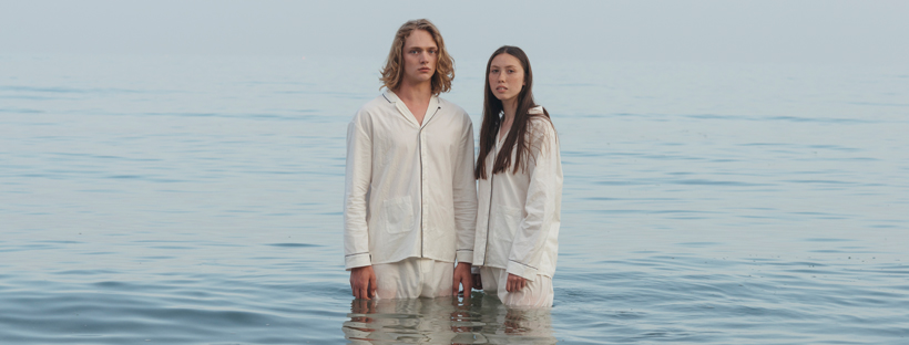 Folk et Eve Sleep sortent un pyjama et des chaussettes